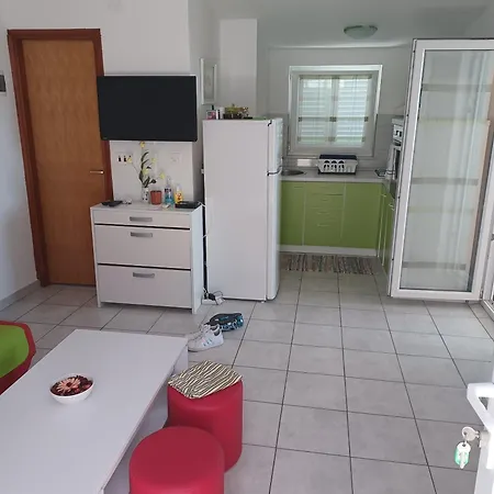Apartment By The Sea - 18236